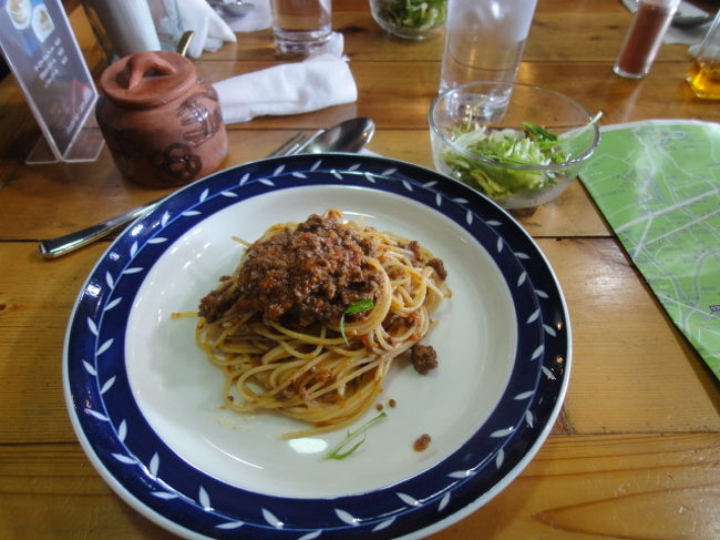 由布院の駅から、17人みんなでテクテク徒歩5分。<br />歩いて行った先は、線路を渡ってすぐ右手のイタリアンレストラン<br />「南の風」。<br />　コテージの雰囲気で素敵なレストラン。オーベルジュといって、宿泊もできるそうです。<br /><br />　何しろ17人でお昼を食べるので、ネットのどなたかのブログで拝見して、感じがよさそうだったので、電話番号をメモして、朝特急電車から予約の電話を入れました。<br />　広いレストランでしたが、みんな宿泊の大きな荷物を持っているので、入口のショップ左のテーブルのあたりに荷物を置かせていただき、ランチ。<br />　パスタやラザニアなどサラダもついて￥１５７５．−とリーズナブル。　お味が良くてすごく美味しかったです！<br />　ジャンボタクシーを3台チャーターしたのを迎えに来てもらいました。3台に分乗して出発。