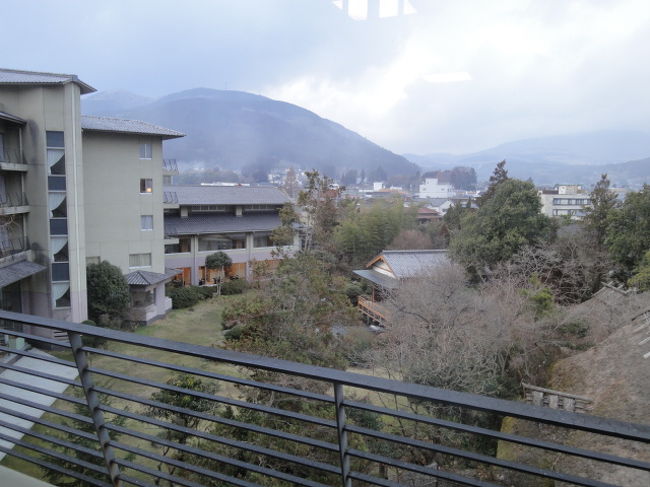 　由布院ことぶき花の庄は、インターネットでJTBサイトで申し込み。<br />　「12.5畳の由布岳と庭園が見える部屋」を予約。<br /><br />  旅館に直接電話をしましたら、せっかくお泊りになるなら、由布岳が真正面に見えるこちらの部屋がいいですよ。とアドバイス下さったので。やはり、ネットだけでなくて、直接現地の方の声をうかがうといいでう。<br /><br />　なので、由布岳が見えます！！良かったー！<br />　庭も見えるし、庭の真ん中には能舞台もあります。<br />　夜にはなんと、深々と雪が降ってきて、雪景色になるとは！<br />