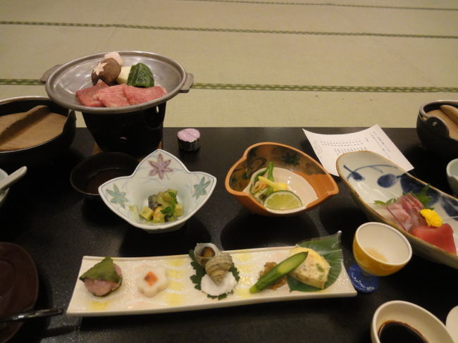 旅館のお食事です。美味しかったです。<br /><br />夜はしんしんと雪が降っていました。