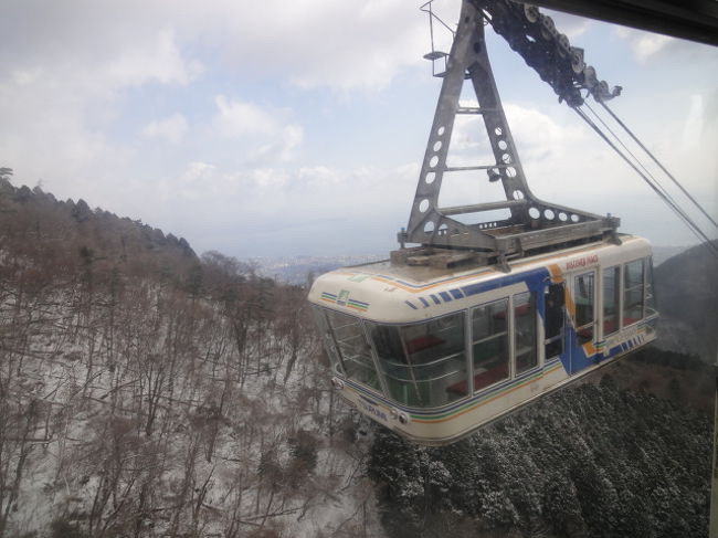 寒いので10分後？すぐ次の便で下界へ降りることに。<br />150人乗り。<br />あっという間にすれ違います。ロープウェイは、すれ違う瞬間が感動しますよね。反対側は一人しか乗っていなかった！<br />　私たちは17人貸し切りですけど。