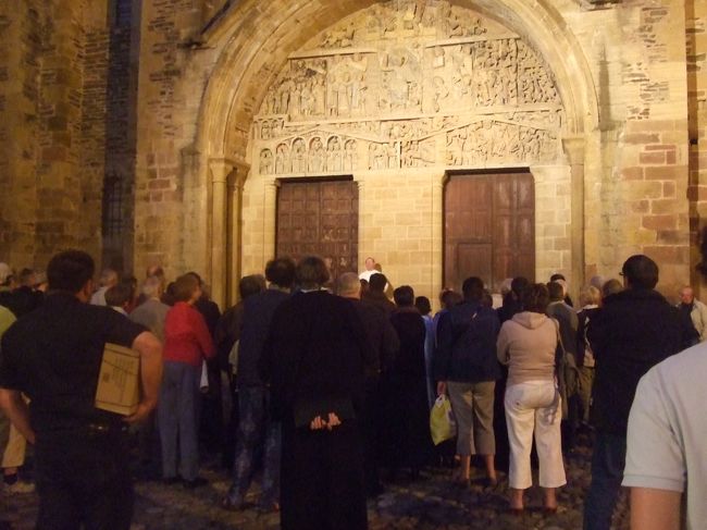 教会前では神父さんが説法していました。<br />観光客も巡礼者も、地元の人々もみんな聞き入っています。<br /><br />途中ドッと笑い声も上がったり。。。<br />なにか面白いこと言ってたんでしょうね♪分からないけど★<br /><br />黒い服に青いショールをかけた方々がたくさんいるのが気になりました。