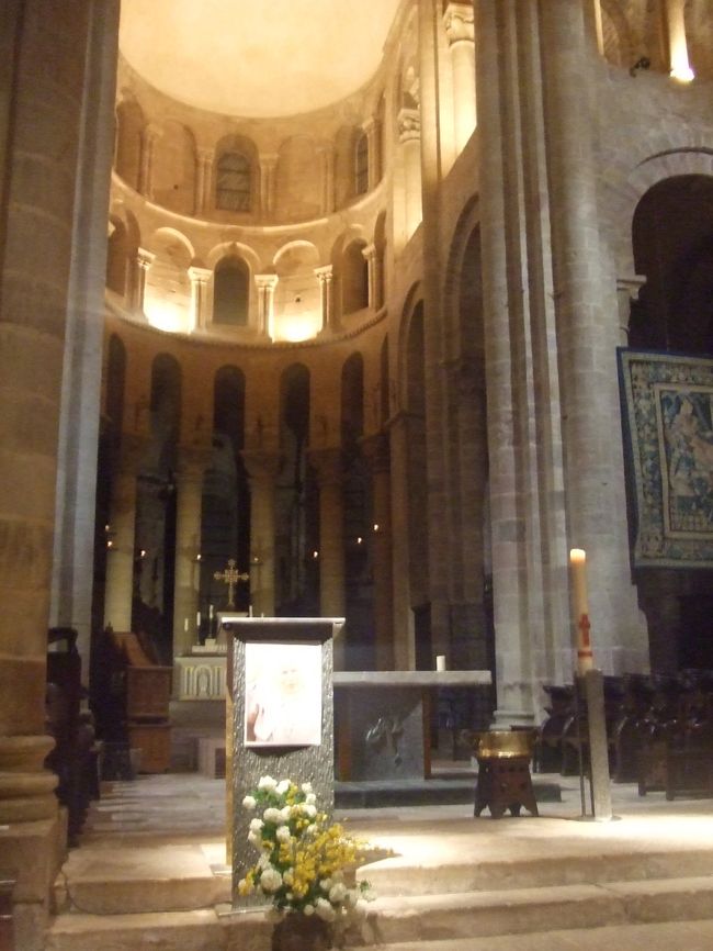 話が終わると、皆さんゾロゾロと教会の中に入っていきます。<br />もちろん私も続きます。確か21:30くらい。<br /><br />夜の教会内部はライトアップされており、昼間以上に荘厳な雰囲気でした。