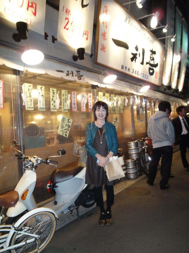 両親に誘ってもらって、広島へ。<br />ホテルチェックイン後、母と近くを探検。<br />広島の中心地のアーケードを歩いてみたり。<br />裏道の居酒屋さんへ入ったり。<br />母と女二人で飲みに行くってのも楽しい。<br />焼がき食べて、広島の地酒飲んで。広島の夜はふけゆく。