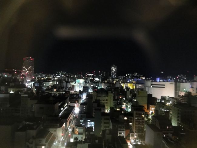 ホテルの窓から夜景