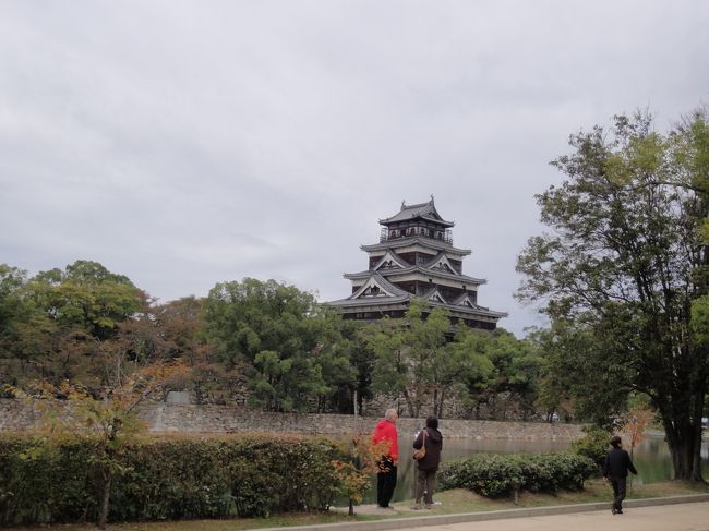 広島城が見える公園へ。「ここから写真撮るといいよ」って。