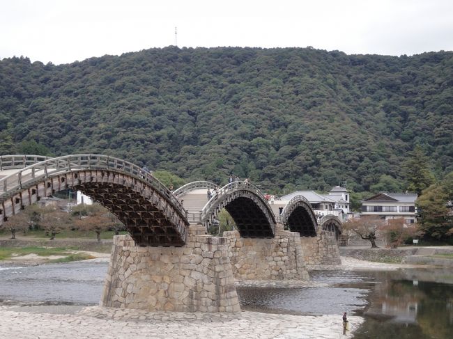 岩国の錦帯橋へ。木でできている美しい橋。<br />感動したわ〜。