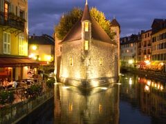 アヌシーの別名は「アルプスのプチ・ベニス」
アヌシー湖に流れ込む川の中州にある"Palais de L'lle"
ここを中心に水路と中世の建物、レストラン、カフェ、土産物屋などがこじんまりとした独特の雰囲気を作っています。
