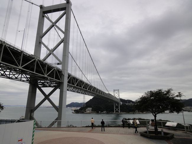 高速道路を走り、いくつものトンネルを抜け、たどり着いたのは、本州最西橋の関門海峡です。<br />わ〜〜！海なのに、川のように海が流れています。<br />潮流が強いのでしょう。風も吹いている。<br />りっぱな関門海峡大橋がかかっています。<br /><br />ここは、手前の見晴台です。向こう側が門司です。