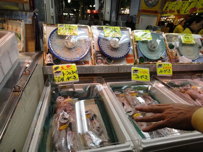 下関に戻り「唐戸市場」へ。ふぐがたーくさん。<br />皮をはがされて並んでいるの、、、うぐぐ。家で料理できない。怖い。<br /><br />市場では、一貫ずつ選んで食べるのもあったみたいですが、<br />２Ｆでお寿司を食べました。母がモリモリ食べるのでびっくり！！<br />だから元気なのですね。