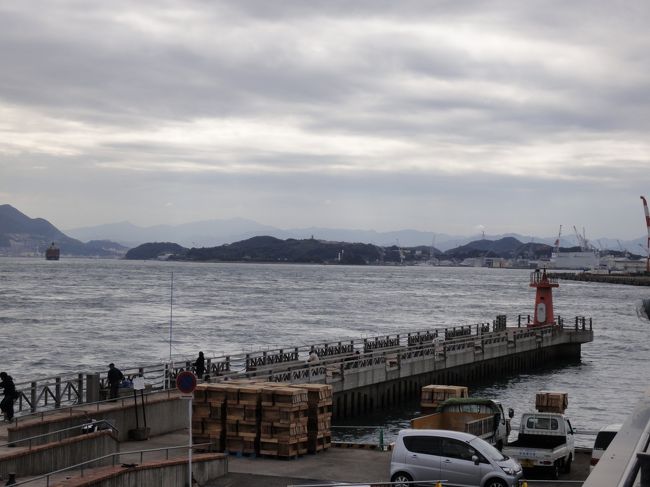 唐戸市場の２Ｆのテラスからの眺めです。<br />関門海峡の海が目の前。<br />天気が悪いせいか、海も流れていて、怖いくらいです。