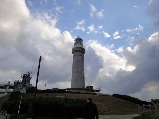 角島灯台、明治9年に完成した御影石造りの様式灯台、だそうです。<br />風が強いですが、登ってみます。