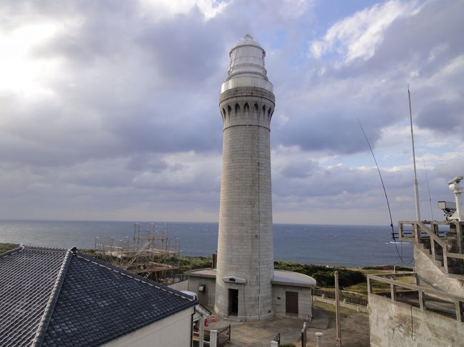 強風のため、灯台へは登れませんでした。<br />灯台の後ろの展望台から、灯台と日本海を眺めます。<br />きゃ〜〜！！吹き飛ばされそうな強風が吹いています。