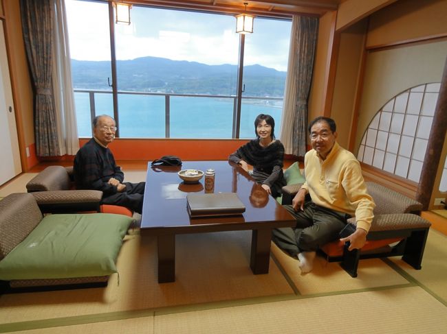 広い和洋室で、手前にベッドも2個あります。<br />女性は色浴衣を好きな柄で選ぶことができました。<br />心づかいが優しい。さすが楊貴妃の名前がついたお宿。