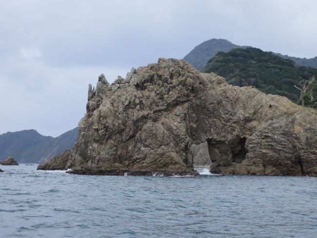 翌日は　ドライブで仙崎へ。仙崎かまぼことか、有名です。<br />船着き場にはお土産物屋さんがいっぱいあり、かまぼこ買いました！<br /><br />遊覧船で青海島をめぐるのですが、海が荒れていて、内側ちょっとだけで<br />引き返してきました。<br />お天気だった、どんなにか綺麗でしょうに。<br />