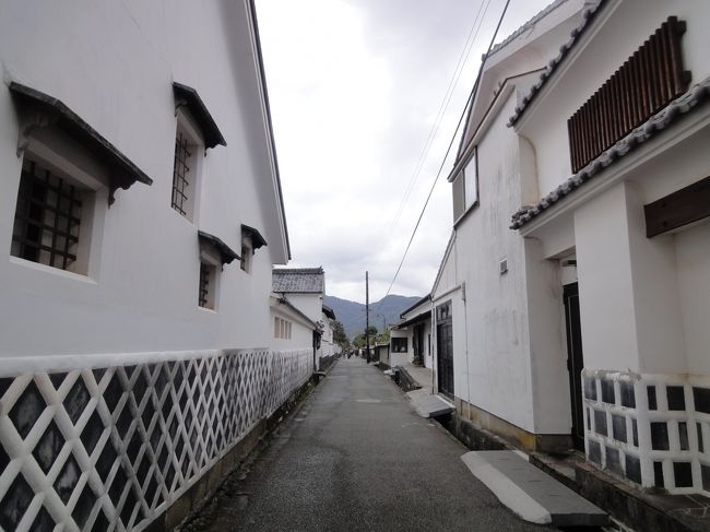 これが菊屋横町。白壁にしっくいが。絵葉書みたい。