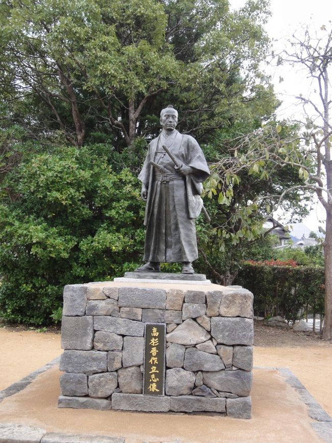 その先の公園には 高杉晋作の銅像ができたばっかり！<br />今日除幕式？らしい。