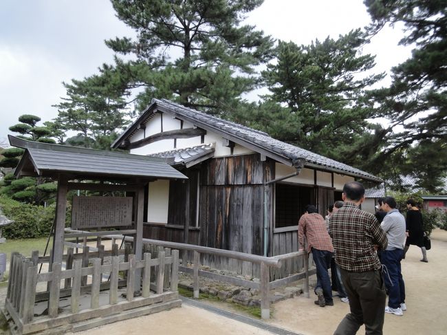 食事を終えた3人に菊屋家の前でピックアップしてもらい、萩焼のお店へ。<br />似たようなお湯呑を形違いで買い物。<br />ちょっと離れた場所の松陰神社へ。吉田松陰をまつる神社。<br />その中に松下村塾があります。<br /><br />これが、有名な・・・。<br />すごーく小さいお家。ここで日本を動かした優秀な人たちが集まり学ばれたという場所。