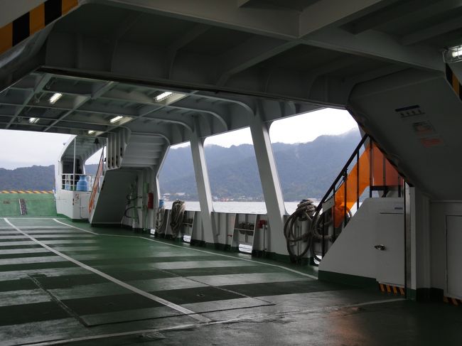 「宮島にカキフライを食べに行こう」と弟の提案で、フェリーニ乗船。宮島へ。<br />　去年2月に旅行で来たので、2度目の宮島です。