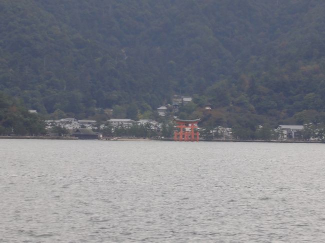 フェリーから、見えてきました。赤い鳥居。