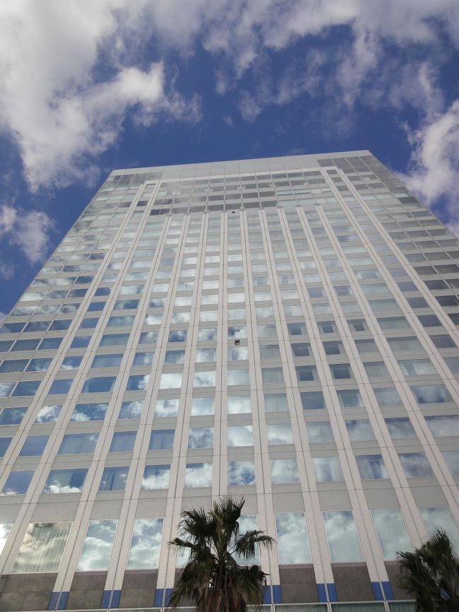 　広島プリンスホテルに宿泊しました。<br /><br />　広島の海に面した場所に建つ、りっぱなホテル。昨夜はラウンジでケーキとお茶もいただきました。<br /><br />　ここの目の前の桟橋から今日は船に乗ります。弟は昨日ホテルへ送ってくれて　バイバイ。今日は月曜日で仕事なので、両親と私で旅を続けます。<br />　ホテル前の桟橋から船に乗ります。