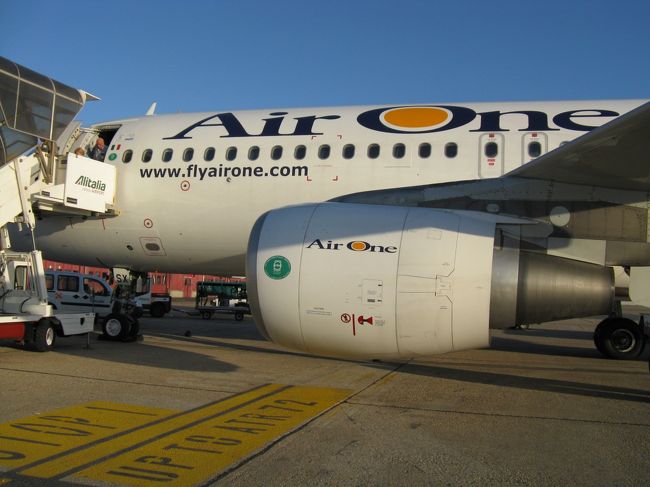 ローマに着きました。この後、列車で市内に向かいました。テルミニ駅に着いた頃は日が暮れていました。宿は駅から歩いて１０分くらいのＢ＆Ｂです。日本人の奥様とイタリア人の夫で切盛りしていました。しかし旦那には会いませんでした。ここにきて日本語が通じるのはデカイですね。