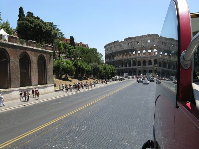 ローマ到着の翌日、駅前のタバコ屋みたいな小屋で観光周遊バスのチケットを買いました。２階がオープンのバスで使い捨てのイヤホンをバスのジャックに挿すと聞けるオーディオガイド（日本語有り）付きで、各バス停で乗り降り自由です。始めに乗ったとき乗務員からイヤホンを受け取ったと思います。バス停は大体ポイントを押さえた場所にきちんとありました。<br />歩きや自転車の人もいるようですが、暑さもあって自分はバスにしました。