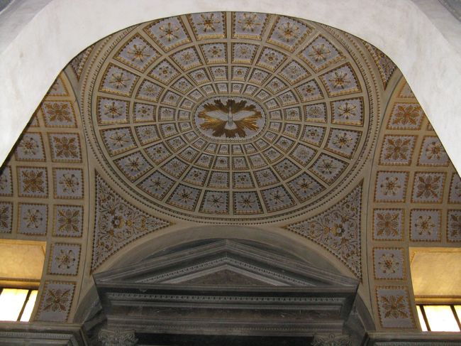 教会の中の天井です。