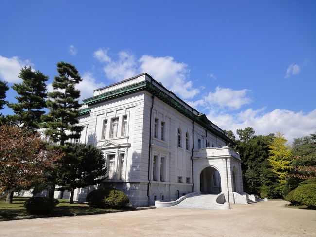 船で上陸。船で海上自衛隊へ。入口で一般受付をすると<br />時間区切りでOBの方の案内で、見学ツアーがあるのです。