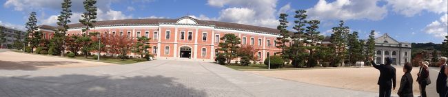 すごく綺麗な建物が多いですが、ここだけ、空襲を受けなかったので、大正時代や昭和初期に建てた建物がそのまま残っているそうです。<br />後ろは海軍エリートのための学校として建てられた建物。美しいレンガで彩られています。