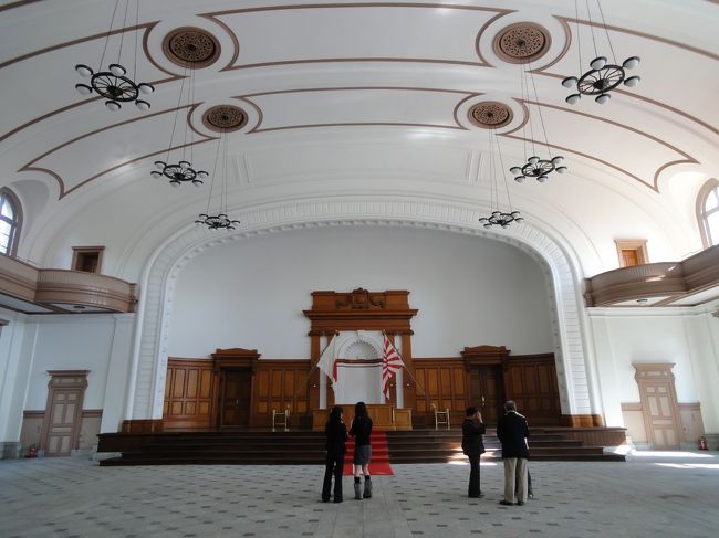 広い行動の内部。白い大理石でしょうか？<br />NHKのドラマ「坂の上の雲」のロケもここで行われたそうです。