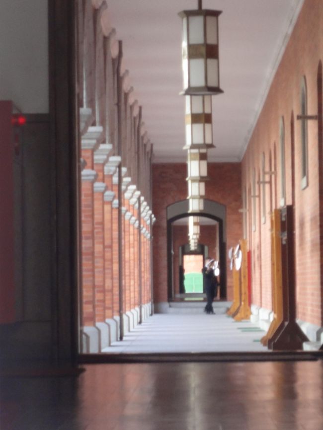 建物が横に長〜いので、当然廊下も長〜い。<br />制服を来た方を時折見ますが、エリートだそうです。