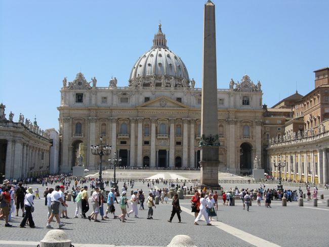 今回、宿の人のアドバイスでパスポートを部屋に置いていきましたが、バチカンを含めオーディオガイドが借りられるところは身分証明書（写真付き）が必要で、Ｃカードでは借りれません。日本の運転免許証は未確認（外人は免許か保険証みたいな写真つきを出していたようです）です、自分は持ち歩かなかったので．．．。言葉が違う上に国際免許証とセットで預けてなくされては困りますので。皆さんはその辺のバランスを考えて決められたらよろしいかと思います。