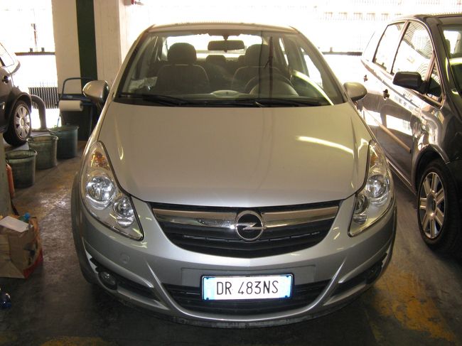 日本で予約しておいたレンタカー。日本語ナビも予約してました。それにしても国はなぜ車がオフィスから離れてるんでしょう、この時も車を見つけた時は汗だくでした。しかも、駐車場の出口ゲートの係りの人にレンタカの契約書を見せて車の場所を尋ねたつもりが鍵がなく．．．。又、下に取りに言ったりと。何しか大変です。