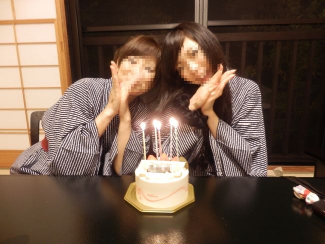 バースデーケーキでささやかなお祝い。<br />楽しい夜更けは続きます。