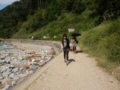 最初の目的地は宿からほど近い地獄谷野猿公苑。
温泉に浸かるお猿さんで有名なところです。
今日もいい天気で暑い暑い。
有料駐車場からテクテク歩きます。
まずはキレイな横湯川沿いを。