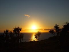 川平湾を後に、日没を見に御神崎へ。
到着したら、こんな感じ。ちょうどいいタイミング。