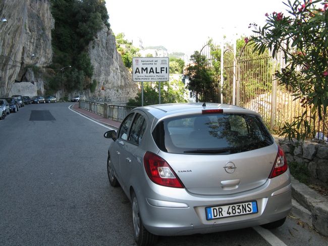 途中ポンペイ行きの標識を見るもパス。アマルフィに着きました。