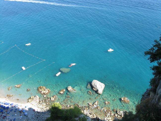 崖の下では海水浴。優雅ですね。