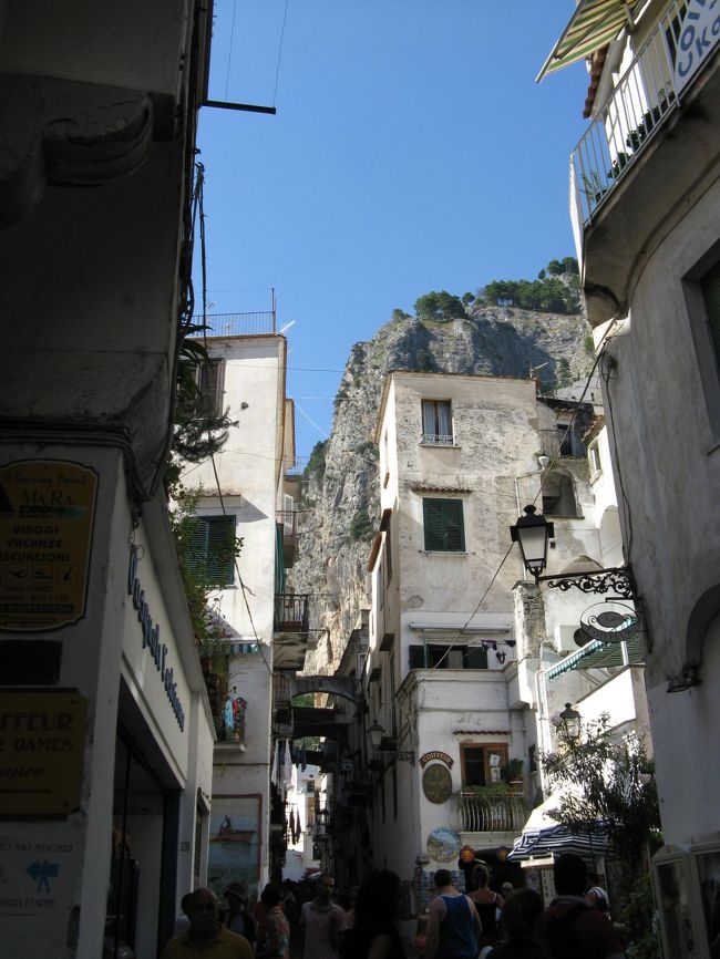 アマルフィ海岸の奥には小さな町並みが、ここのレストランのパスタはとても美味しかったのを覚えています。一泊したいところだがこの後フィレンツェに向かわなければなりませんので、青の洞窟も次回ですねぇ。
