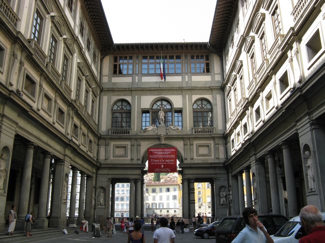 ウィフィッツィ美術館です。ローマのＪＣＢプラザで予約してもらったと思います。予約の人も結構朝から多いです。ヴィーナスの誕生などじっくりと鑑賞しました。