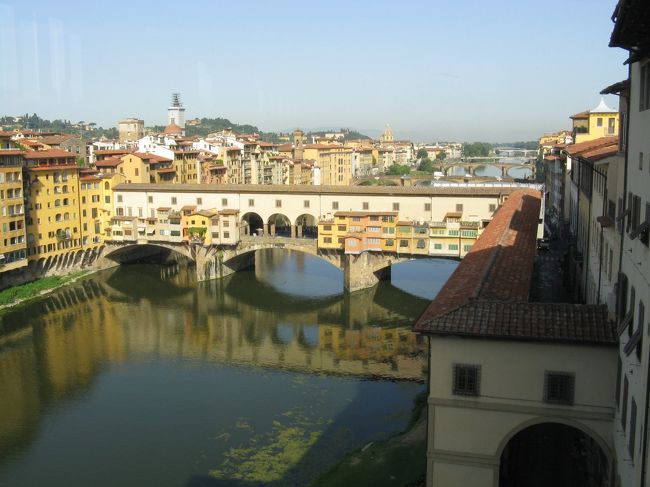 美術館からアルノ川に架るヴェッキオ橋を撮影、みんな撮ってます。とここでなぞの日本人カップルに遭遇、写真を頼まれたので撮ってあげると、前日同じようにアマルフィにいたとの事で、カップルは電車とバスで移動したのに対し自分がレンタカーだと言うと驚いてなぜかしか彼氏さんと自分のツーショットを彼女が撮るという変なことに．．．。お二人さんお幸せになったんでしょうか？