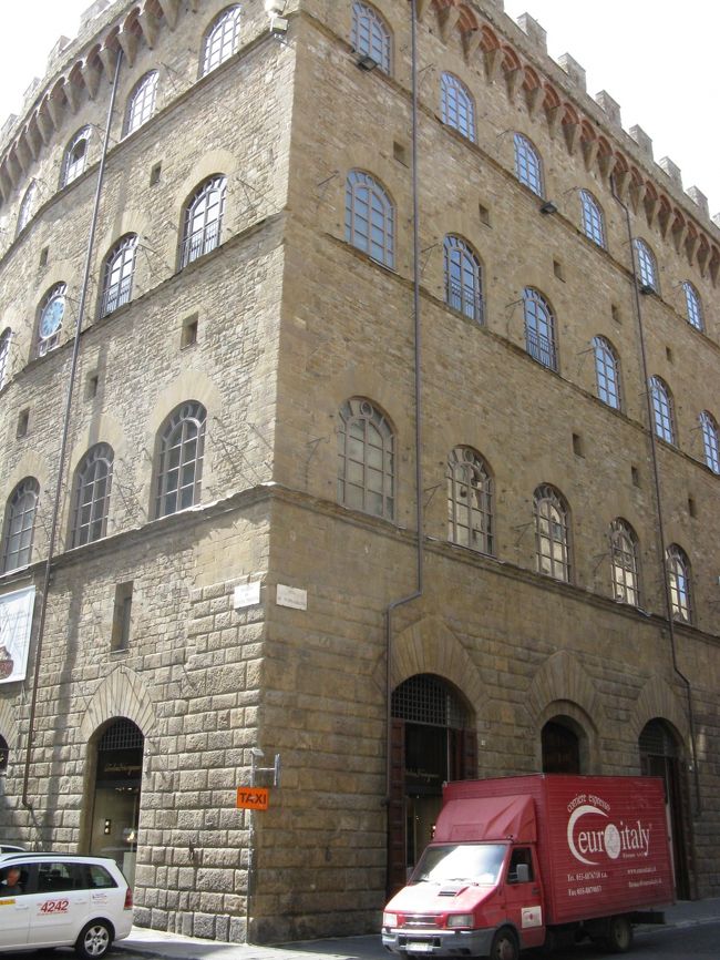 フェラガモの本店もここに。何か買っとけば良かったかなぁ。