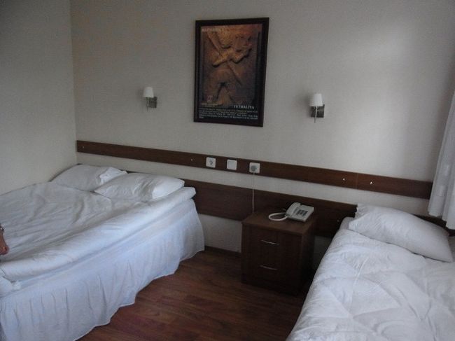 泊ったホテルの部屋。冷房なしでしたが、まあ朝晩涼しいようなので大丈夫でしょう。