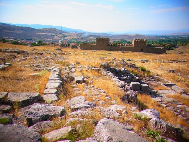 16：00　ホテルで車を頼み、英語がまあまあ喋れるドライバー登場。まずはメインのハットゥシャシュへ。ここはヒッタイト王国の首都だった場所。地図ではわからない高低差に驚き！丘陵地帯に町があったようです。 <br /><br />まずは大神殿跡へ。トルコは遺跡がたくさんあるからか、ここは世界遺産なのに最近やっと整備され始めてきたようです。なのでほんと、「跡地」って雰囲気。 <br /><br />奥に建っている復元された建物以外は、すべてオリジナルだそうです。 <br /><br />