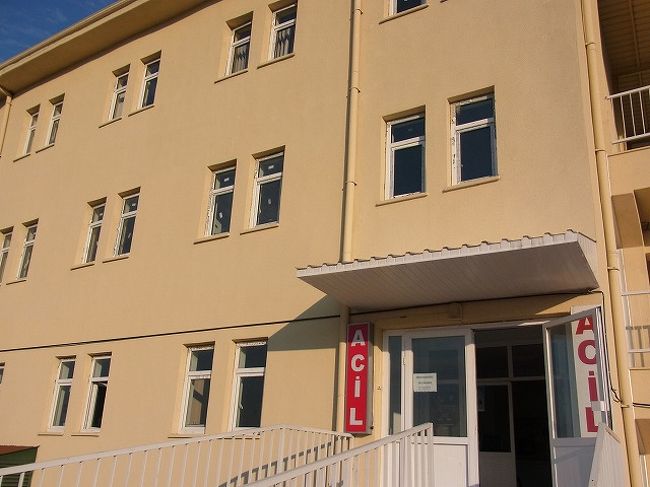 18：00　ホテルに足をひきずって戻ると、フロントのお兄さんが心配してくれて病院に行こうと。 <br /><br />しかも近くにいた宿泊客が心配そうに近寄ってきて、「病院に付いて行きましょうか？私は医者です」って言うし！何だこの恵まれた環境！！ <br /><br />ちょっと腫れがあったので、当初嫌がってた夫もどうしようかなと言いだす。でもアンカラで両替し忘れて、手持ちのトルコリラが7千円くらいしか無かったんです。 <br /><br />私：近くに銀行かATMありますか？あんまりトルコリラ持ってないんです。 <br /><br />フロント兄さん：大丈夫。トルコの病院はタダです。 <br /><br />私：え！？タダなの？？外国人も大丈夫？ <br /><br />兄：ノープロプレム！それに私がお金持ってる！（優しい！！） <br /><br />私：病院近いの？ <br /><br />兄：近いです。車ですぐ。 <br /><br />というわけで病院に行くことに！ <br /><br />病院は車ですぐ着きました。思ったより大きな病院。ACiLとは救急という意味です。看護師さんというか、救急隊のような服装の女の人がいて、診察台に乗せられました。まもなく品が良さそうで賢そうなドクター登場。ちょっと安心。英語もきれいに喋るし。 <br /><br />足首を動かしたりして、他に痛いところがないかと、アレルギーはないかと、胃は弱くないかなど聞かれ、出てきたのは注射器！！ <br /><br />うつ伏せになり、半ケツにされ（いつの間にか私服の若い女の人が扉から覗いてたし）、お尻に注射！悶絶する夫。笑う私とフロント兄さん。彼は、「これであなたはボアズカレのことを絶対忘れないね」って言ってました。確かに。。。 <br /><br /><br />そして痛みどめの錠剤をくれました。名前の確認でパスポートを見せてと言われて何やら書類に書き込んでましたが、本当に無料でした。 <br /><br />結局折れてはいないとのことです。まあ捻挫でしょうね。医療用の英語は全然わからないから、こういう時のためにちょっと覚えなきゃなぁと思いました。 <br /><br />ホテルに戻ると、さっきの医者の宿泊客がまだいて（多分待っててくれたっぽい）、フロント兄さんが英語で色々説明していました。ちなみにこの宿泊客はイタリア人でした。この旅でベルギー人に続いてイタリア人にまでお世話になってしまった・・。 <br />