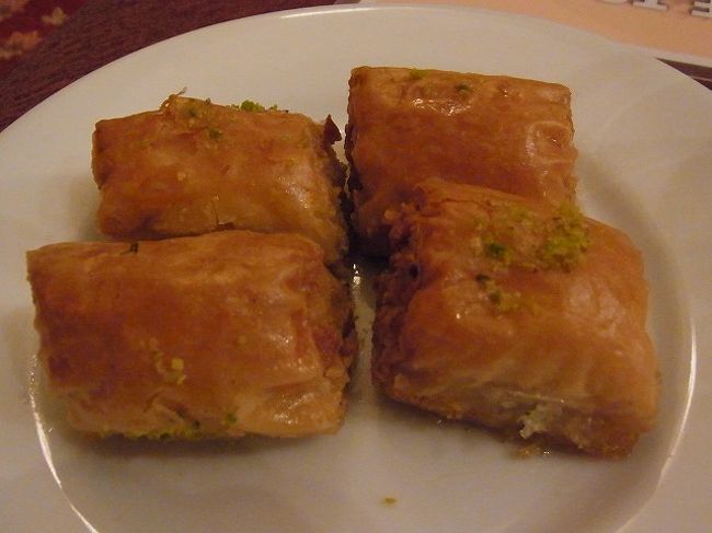 バクラヴァ5リラ<br /><br />食後にフロントのお兄さんが足を冷やすのに氷を持たせてくれました。そして、もしよくならなかったら、カッパドキアの病院のほうが大きいから、そこで診てもらったほうがいいよとのこと。何から何まで感謝です。 <br /><br />それにしてもとっても濃い1日でした。本当はもう1カ所行きたいところがあったのですが、時間が無くなって行けなかったんです。スングルルですんなり悪そうなタクシーに乗っていれば間に合ったんでしょうが、その代わりプライスレスな経験（文字通り交通費も医療費も払ってないし）ができたので、後悔はしていません。 <br />