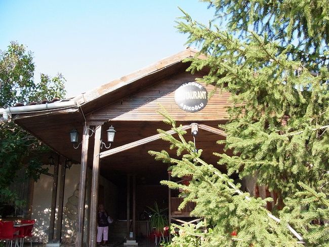 8：30　昨日と同じドライバーに、ヨズガットのバスターミナルまで送ってもらいます。フロント兄さんの姿が見えないので聞いてみると、今寝てるよ！とのことで、その人（ホテルのオーナーで、彼は弟なんだそうです。）に感謝の手紙を託しました。 <br /><br /><br />