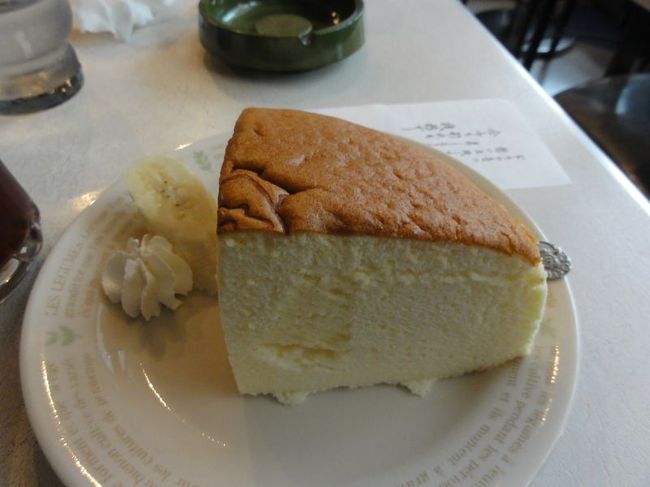 いか焼き食べた食後にりくろーおじさんの店のチーズケーキを食べました。これも関西出身の友達からの情報で2階の喫茶店で待たずに焼きたてを食べられるというので、行ってみた。フワフワで美味しかったです。<br /><br />ちなみに昔ながらの喫茶店で、タバコが全面OKなのでタバコが苦手な人はキツイかも。