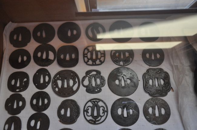 資料館に展示されている刀の鍔。
