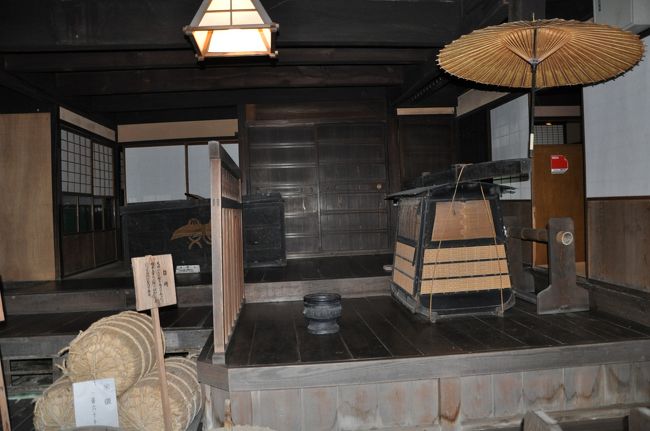屋敷の中に展示されている駕籠など